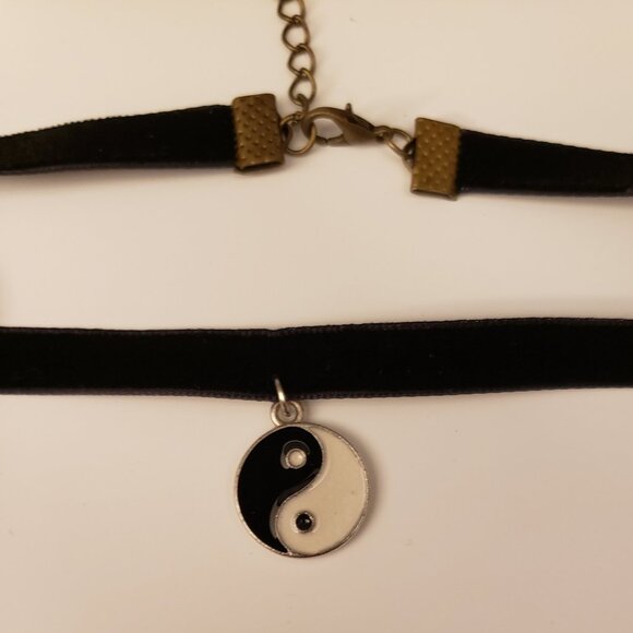 Vintage Black Velvety Yin Yang Charm Adjustable Ribbon Choker Necklace 90s Y2K - Picture 2 of 5